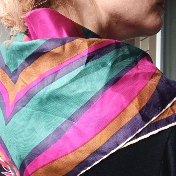 Rare vintage zippered neck scarff in brilliant green, pink, blue - Picture 2 of 3